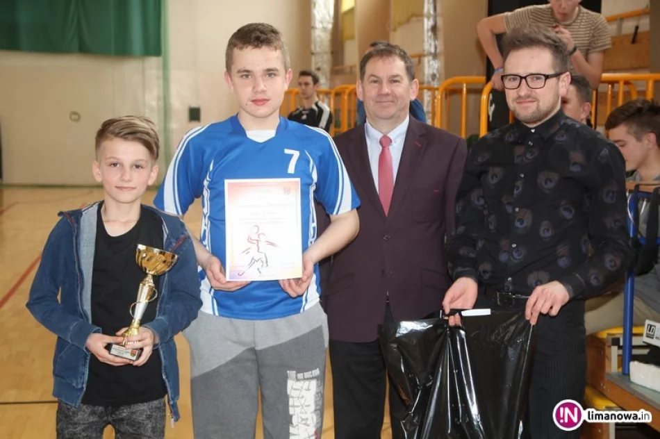 Stara Wieś I najlepsza w piłce ręcznej szkół podstawowych - zdjęcie 3