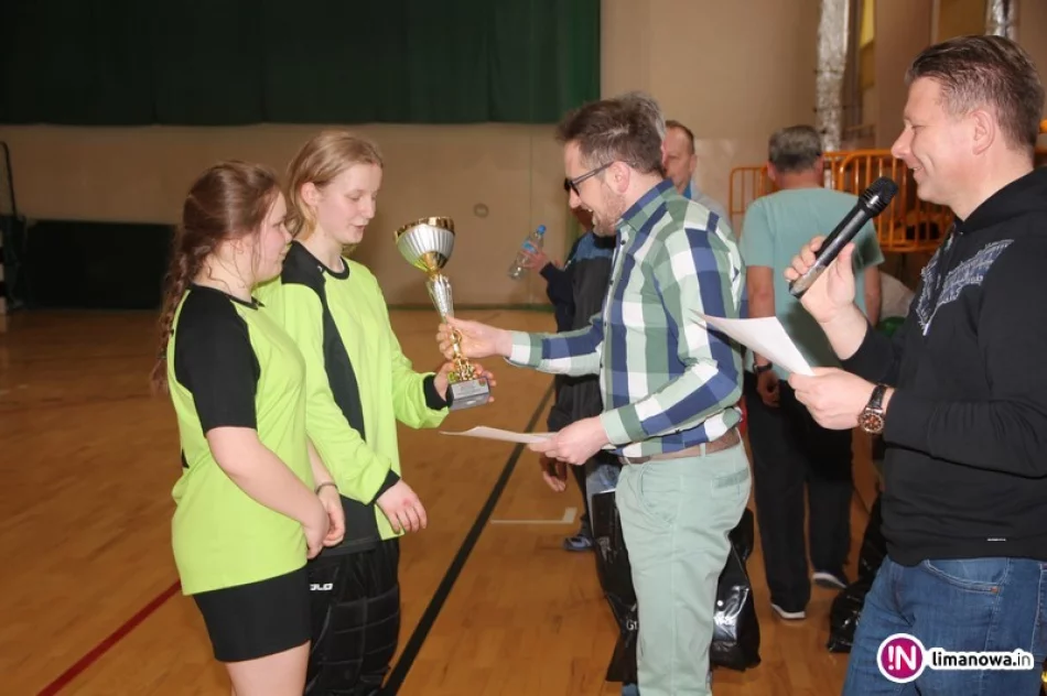 Gimnazjalistki z Mordarki mistrzyniami piłki ręcznej! - zdjęcie 3