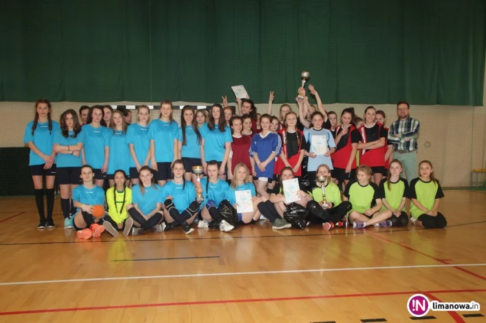 Gimnazjalistki z Mordarki mistrzyniami piłki ręcznej! - zdjęcie 4