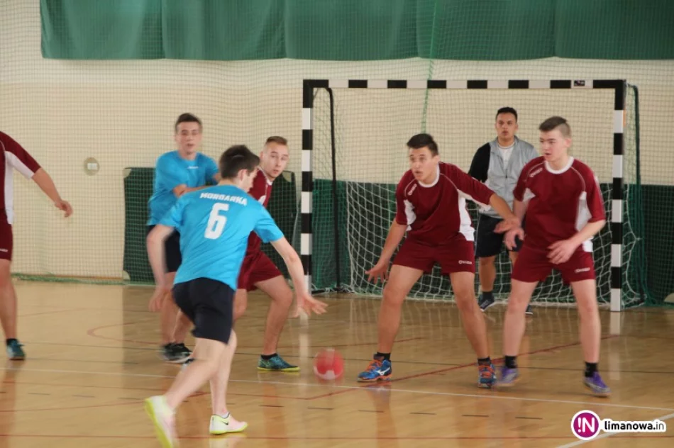 Gimnazjaliści z Pisarzowej nowymi Mistrzami Piłki Ręcznej!! - zdjęcie 3