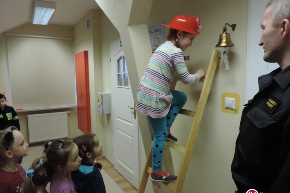 Dzieci z klas „O” z ZS w Mordarce z wizytą w PSP w Limanowej - zdjęcie 3