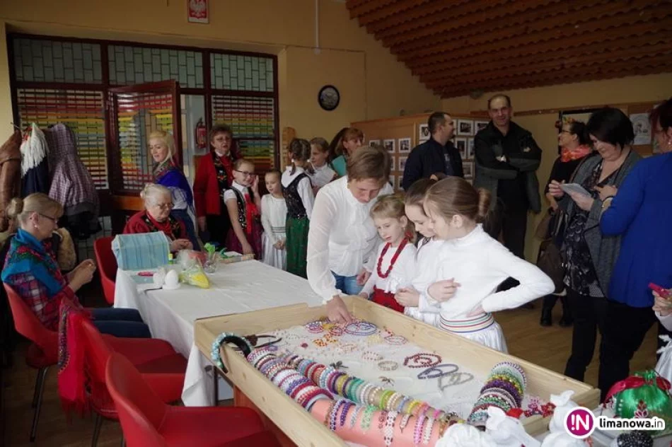 Wystawa prac uczestników warsztatów koralikowych w Domu Kultury w Pisarzowej - zdjęcie 4