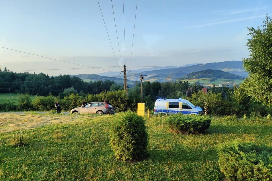 Samochód zjechał z drogi i wywrócił się, jedna osoba poszkodowana - zdjęcie 3