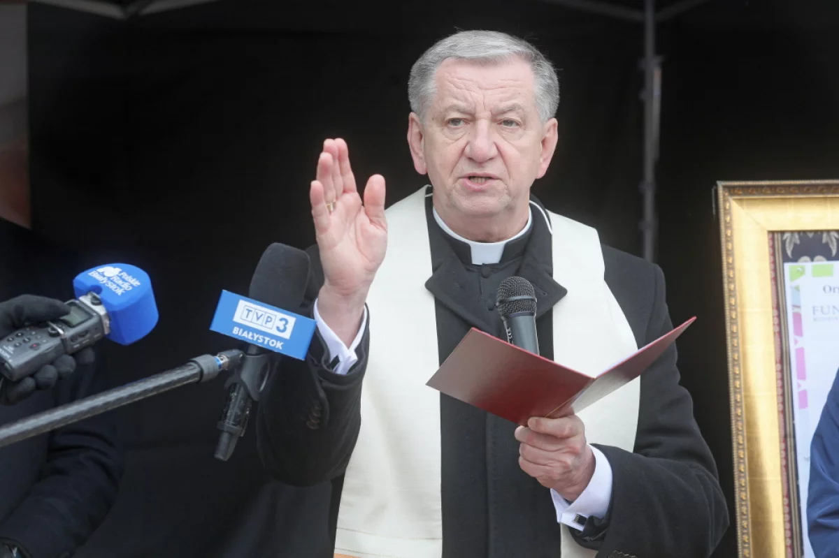 Arcybiskup przeprasza za "zachowanie księdza"