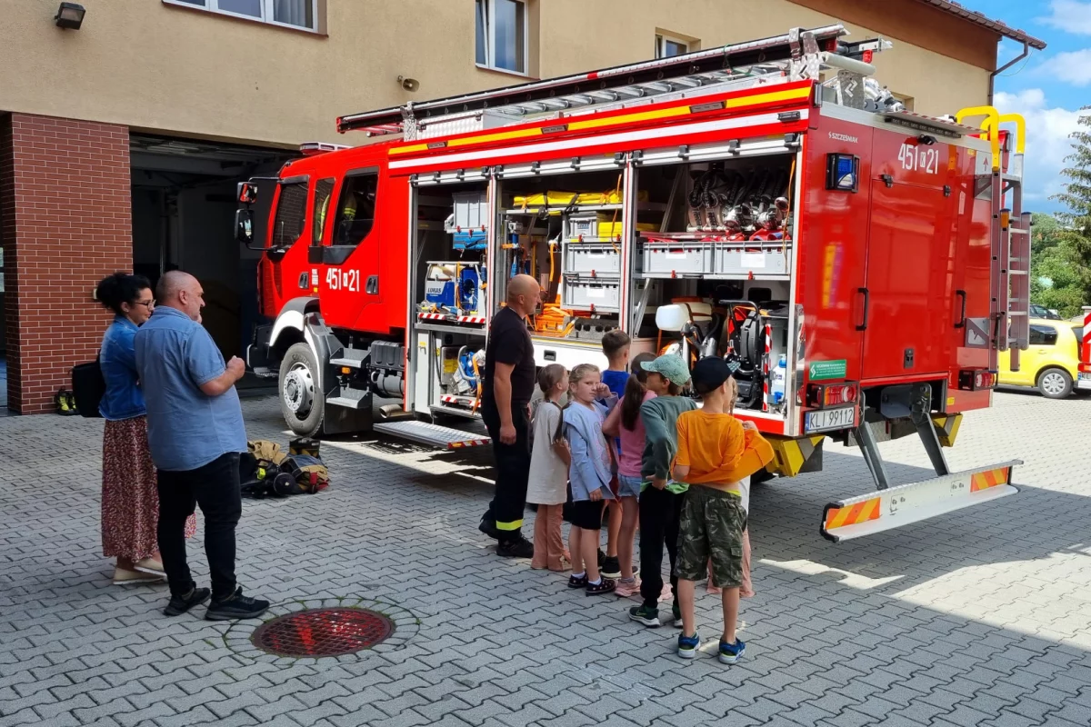 Dzieci odwiedziły strażaków, by rozmawiać o bezpieczeństwie