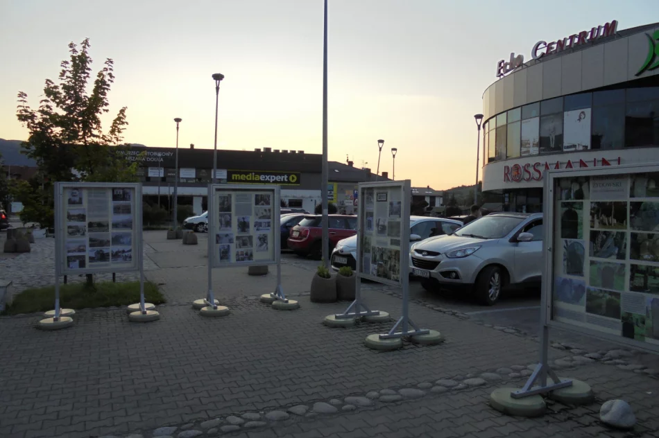 Wystawa przed centrum handlowym - zdjęcie 4