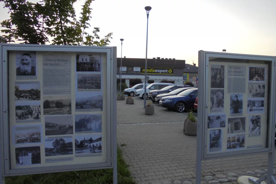 Wystawa przed centrum handlowym - zdjęcie 5