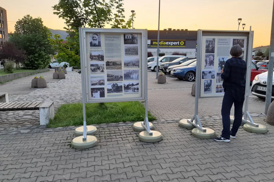 Wystawa przed centrum handlowym - zdjęcie 6