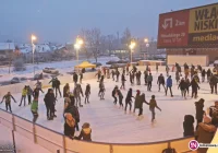 Dobra zabawa na limanowskim lodowisku! - zdjęcie główne