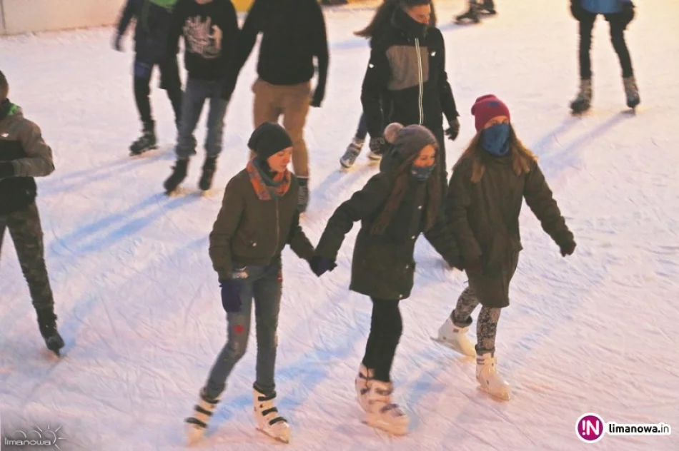 Dobra zabawa na limanowskim lodowisku! - zdjęcie 3