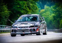 Deszcz wyłonił zwycięzcę sobotniego wyścigu. Zobacz uderzenie w bariery - zdjęcie główne