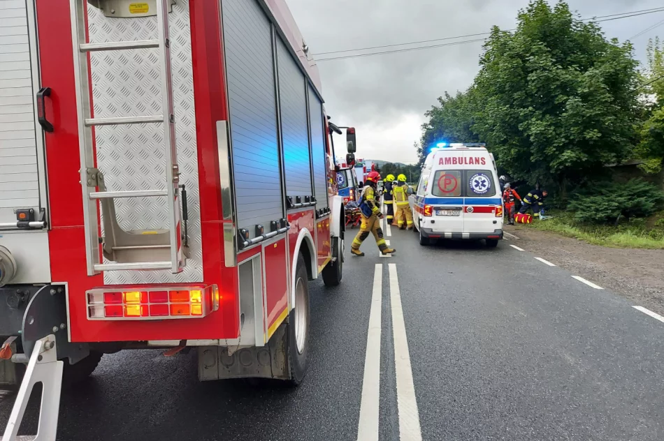 Dachowanie podczas wyprzedzania, dwie osoby ranne - zdjęcie 3