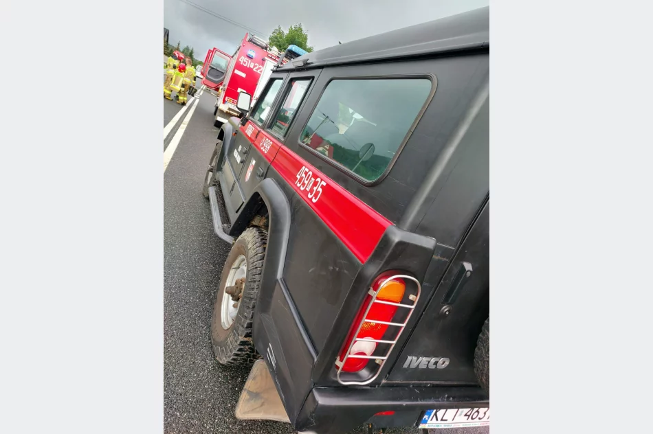 Dachowanie podczas wyprzedzania, dwie osoby ranne - zdjęcie 4