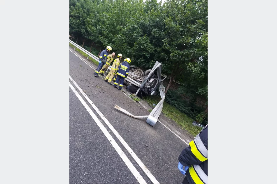 Dachowanie podczas wyprzedzania, dwie osoby ranne - zdjęcie 6