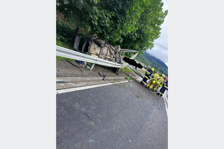 Dachowanie podczas wyprzedzania, dwie osoby ranne - zdjęcie 8