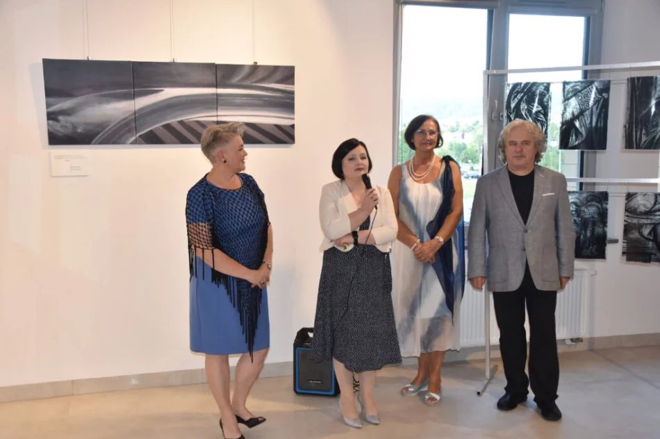 Trzy różne spojrzenia – wernisaż wystawy pt. ,,Widzenia” w Miejskiej Galerii Sztuki - zdjęcie 3