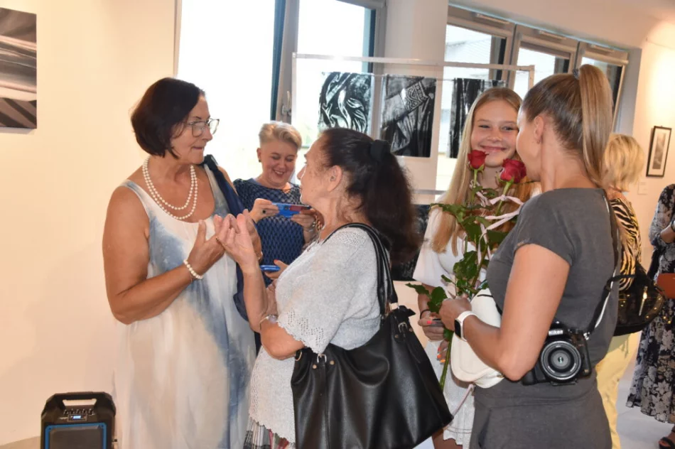 Trzy różne spojrzenia – wernisaż wystawy pt. ,,Widzenia” w Miejskiej Galerii Sztuki - zdjęcie 12