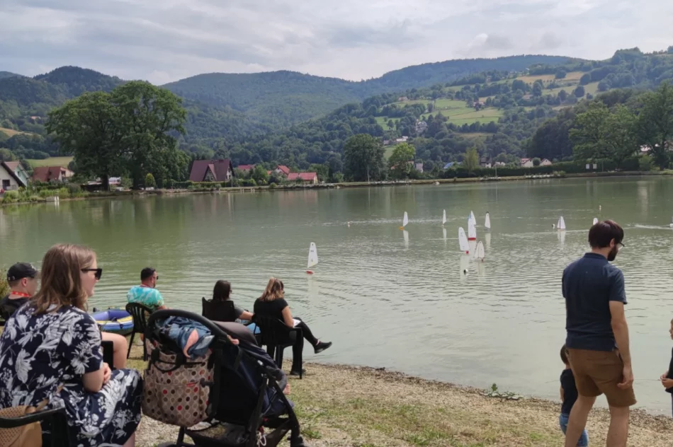 Zorganizowano regaty na stawie rekreacyjnym - zdjęcie 4