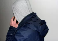 Zostawiła pieniądze i biżuterię pod drzewem. Myślała, że bierze udział w tajnej akcji - zdjęcie główne