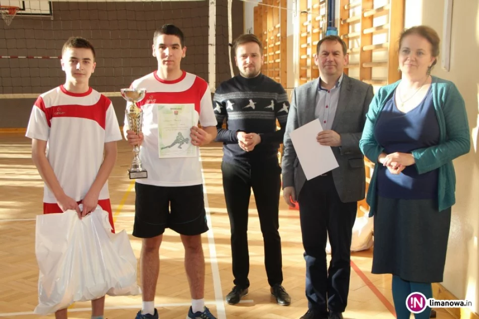 Gimnazjaliści z Pisarzowej najlepsi w piłce siatkowej! - zdjęcie 4