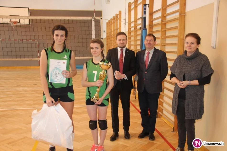 Gimnazjalistki z Pisarzowej Mistrzyniami Gminy w Piłce Siatkowej! - zdjęcie 2