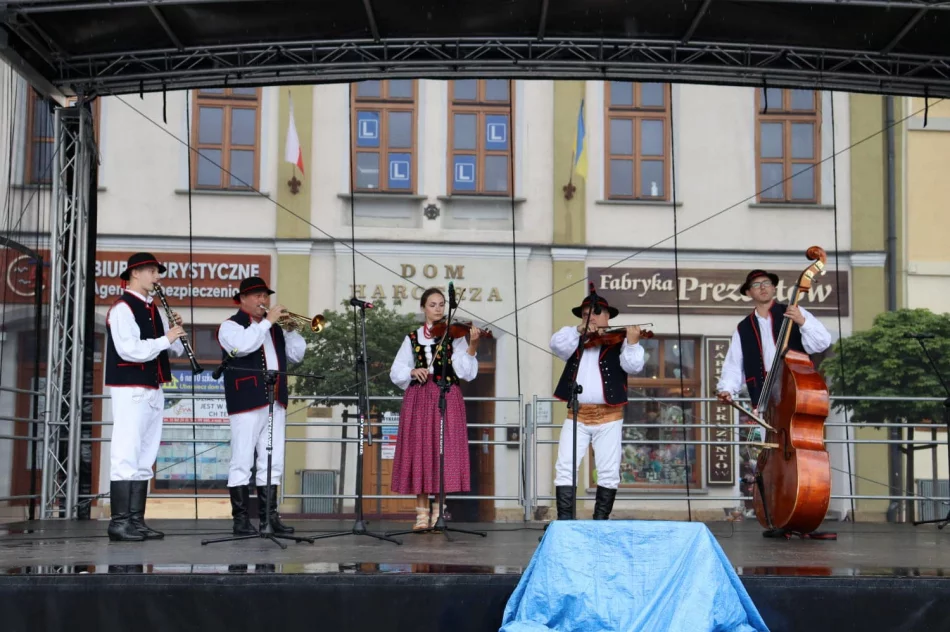 III miejsce i wyróżnienie dla Zespołu „Limanowianie” na Festiwalu Folkloru Górali Polskich - zdjęcie 3