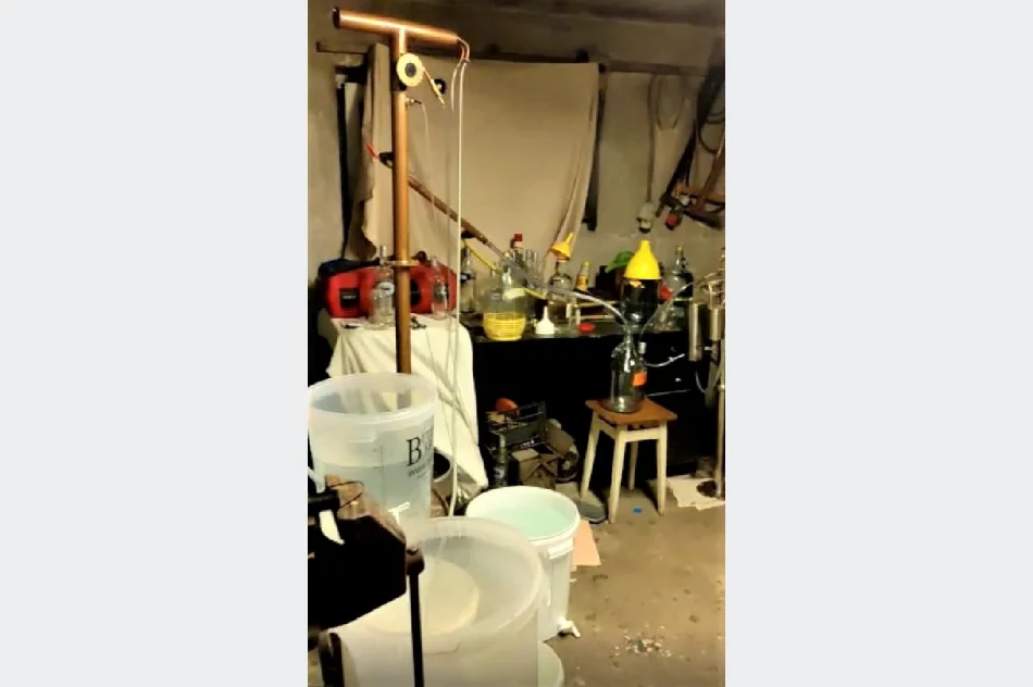 Sądeccy policjanci zlikwidowali nielegalną bimbrownię - zdjęcie 4