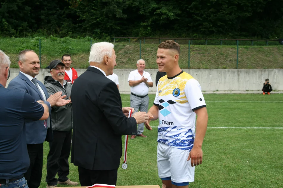 Siedmiu braci w jednej drużynie. Historyczny awans. Słomka Siekierczyna świętuje - zdjęcie 3
