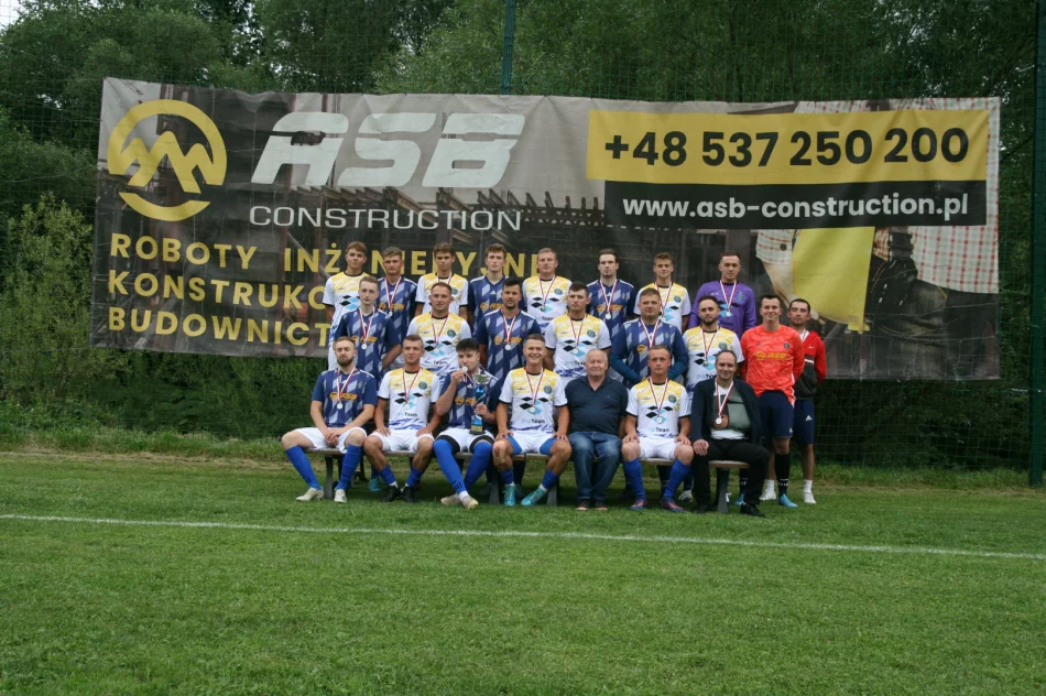 Siedmiu braci w jednej drużynie. Historyczny awans. Słomka Siekierczyna świętuje - zdjęcie 5