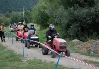 Charytatywnie ścigali się na... kosiarkach - zdjęcie główne