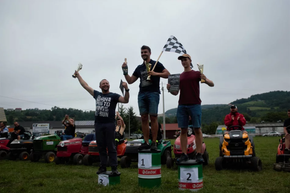 Charytatywnie ścigali się na... kosiarkach - zdjęcie 3
