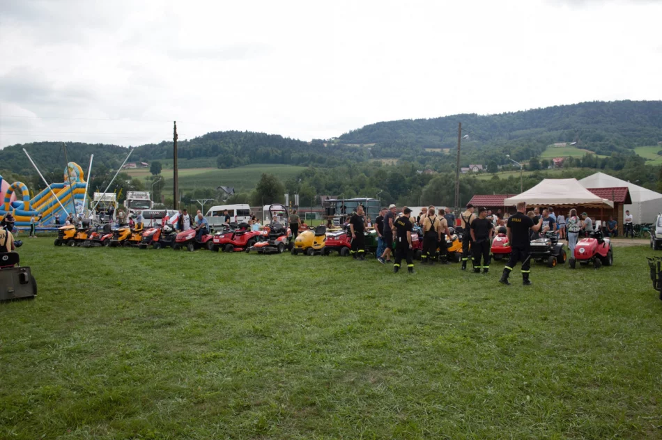 Charytatywnie ścigali się na... kosiarkach - zdjęcie 6
