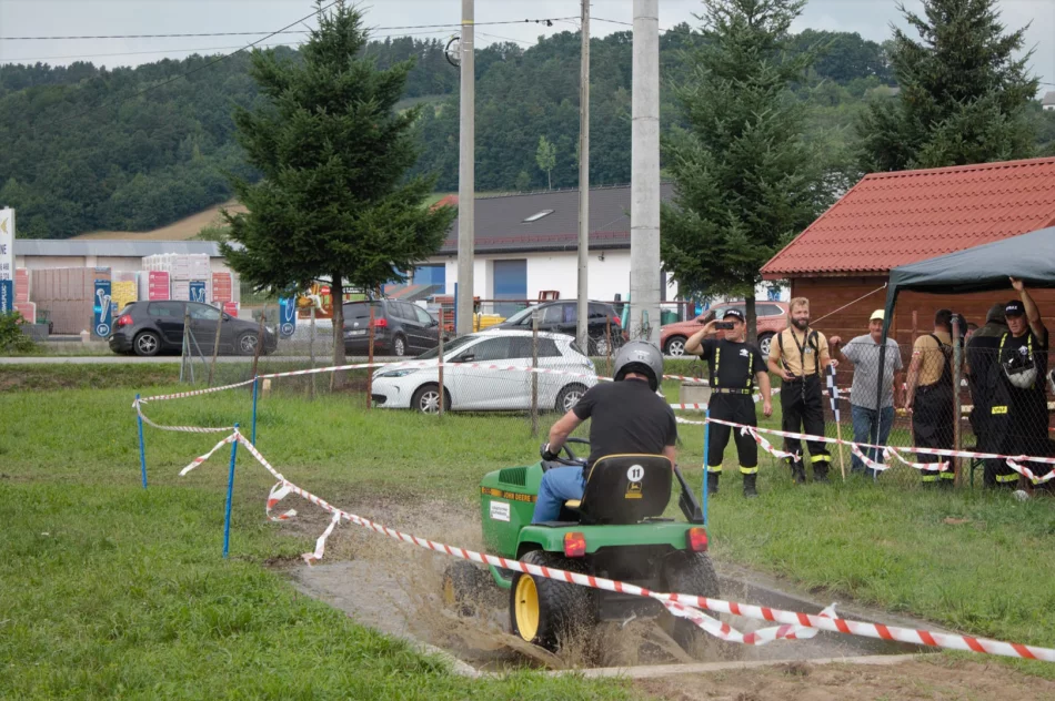 Charytatywnie ścigali się na... kosiarkach - zdjęcie 7
