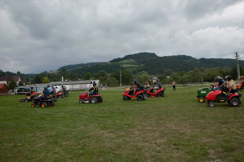 Charytatywnie ścigali się na... kosiarkach - zdjęcie 9