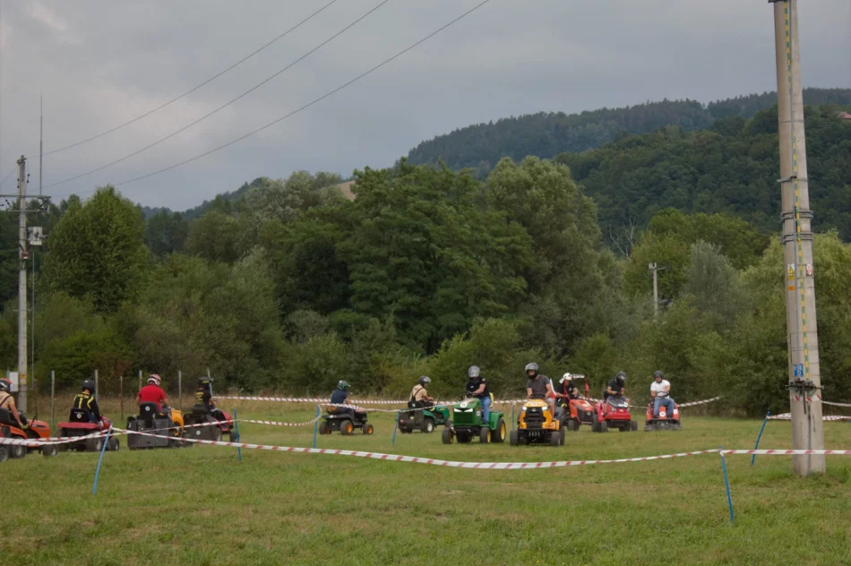 Charytatywnie ścigali się na... kosiarkach - zdjęcie 11