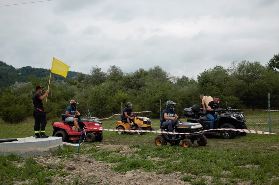 Charytatywnie ścigali się na... kosiarkach - zdjęcie 12