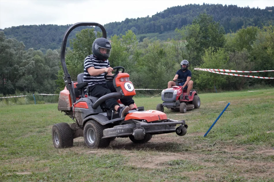 Charytatywnie ścigali się na... kosiarkach - zdjęcie 13