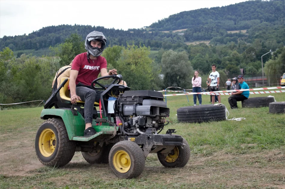 Charytatywnie ścigali się na... kosiarkach - zdjęcie 14