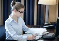 Polacy coraz częściej pracują po godzinach - zdjęcie główne