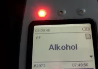 Zostawiła uszkodzony samochód na środku drogi - zdjęcie główne