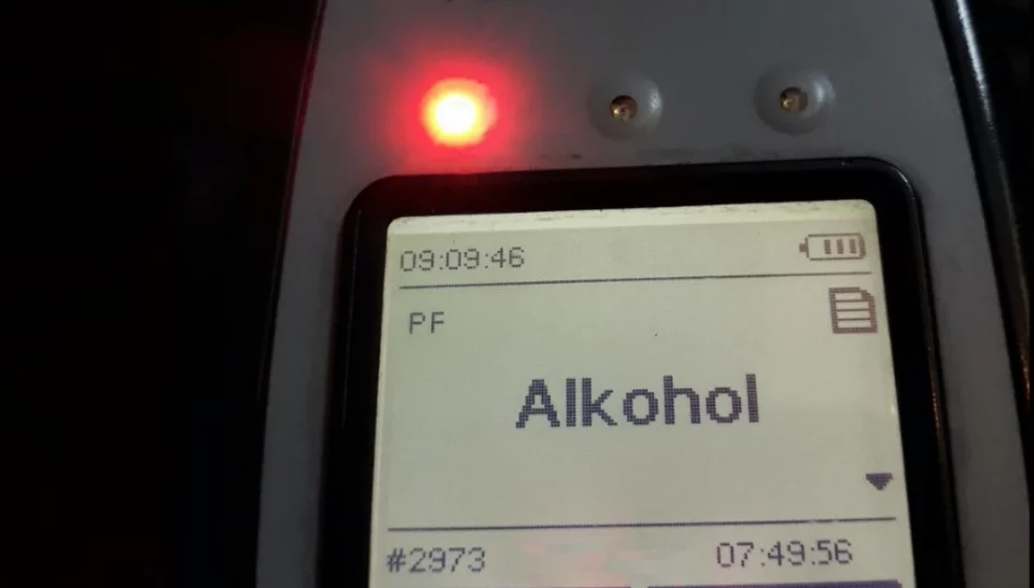 Zostawiła uszkodzony samochód na środku drogi - zdjęcie 1