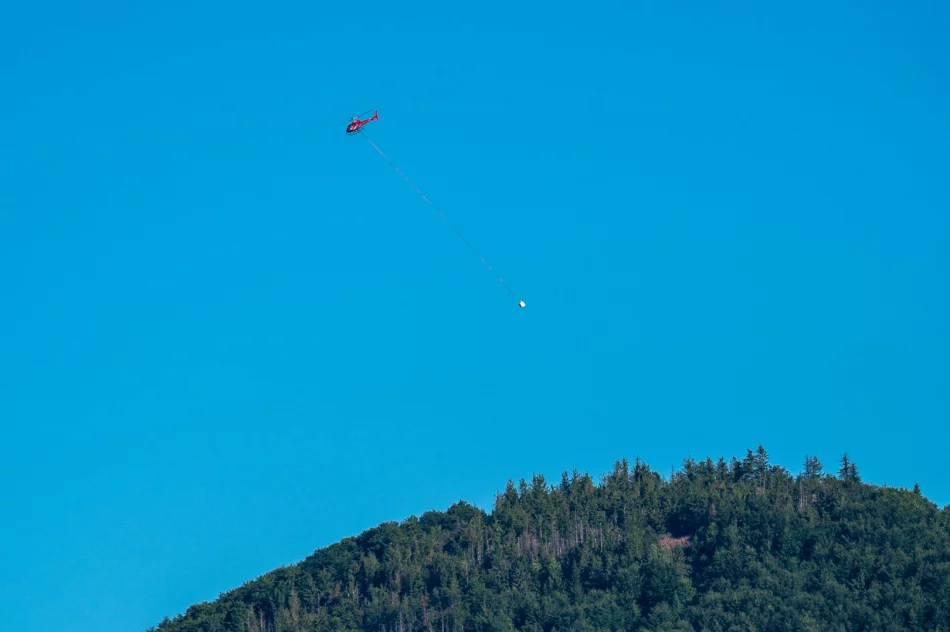 Budowa wieży na Mogielicy - transport materiałów śmigłowcem - zdjęcie 2