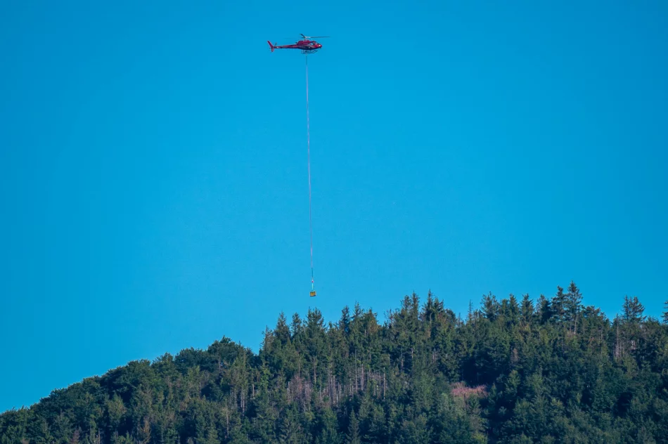 Budowa wieży na Mogielicy - transport materiałów śmigłowcem - zdjęcie 9