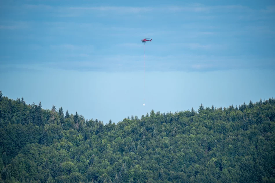 Budowa wieży na Mogielicy - transport materiałów śmigłowcem - zdjęcie 11
