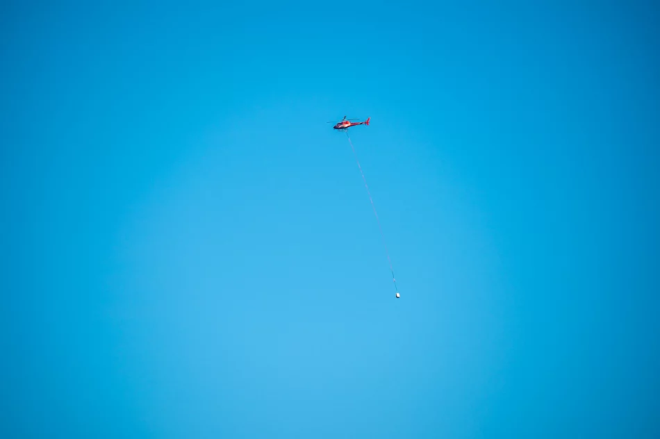 Budowa wieży na Mogielicy - transport materiałów śmigłowcem - zdjęcie 16