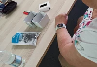 Dodatkowe opaski bezpieczeństwa przekazane seniorom - zdjęcie główne