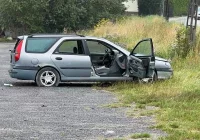 Uszkodzony samochód porzucono na placu - zdjęcie główne