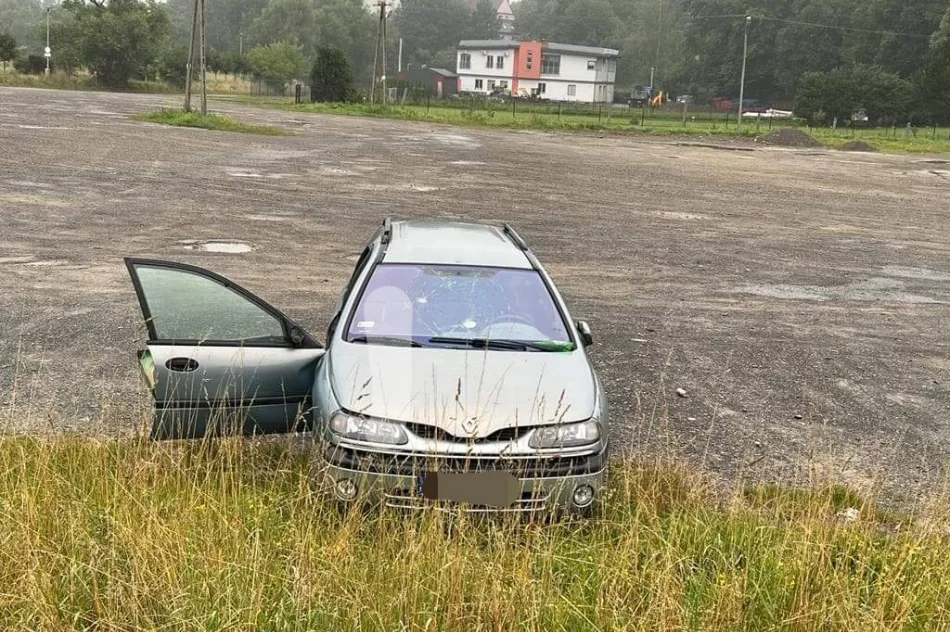Uszkodzony samochód porzucono na placu - zdjęcie 2