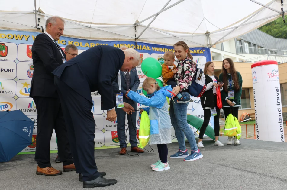 Pogoda nie odstraszyła młodych kolarzy – uczestników Mini Wyścigu Henryka Łasaka - zdjęcie 2