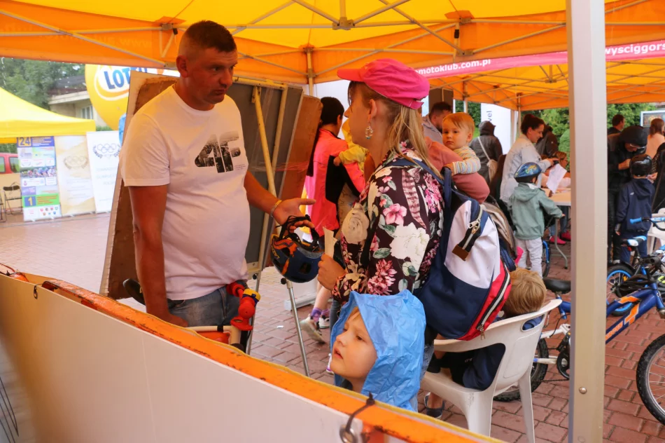 Pogoda nie odstraszyła młodych kolarzy – uczestników Mini Wyścigu Henryka Łasaka - zdjęcie 3